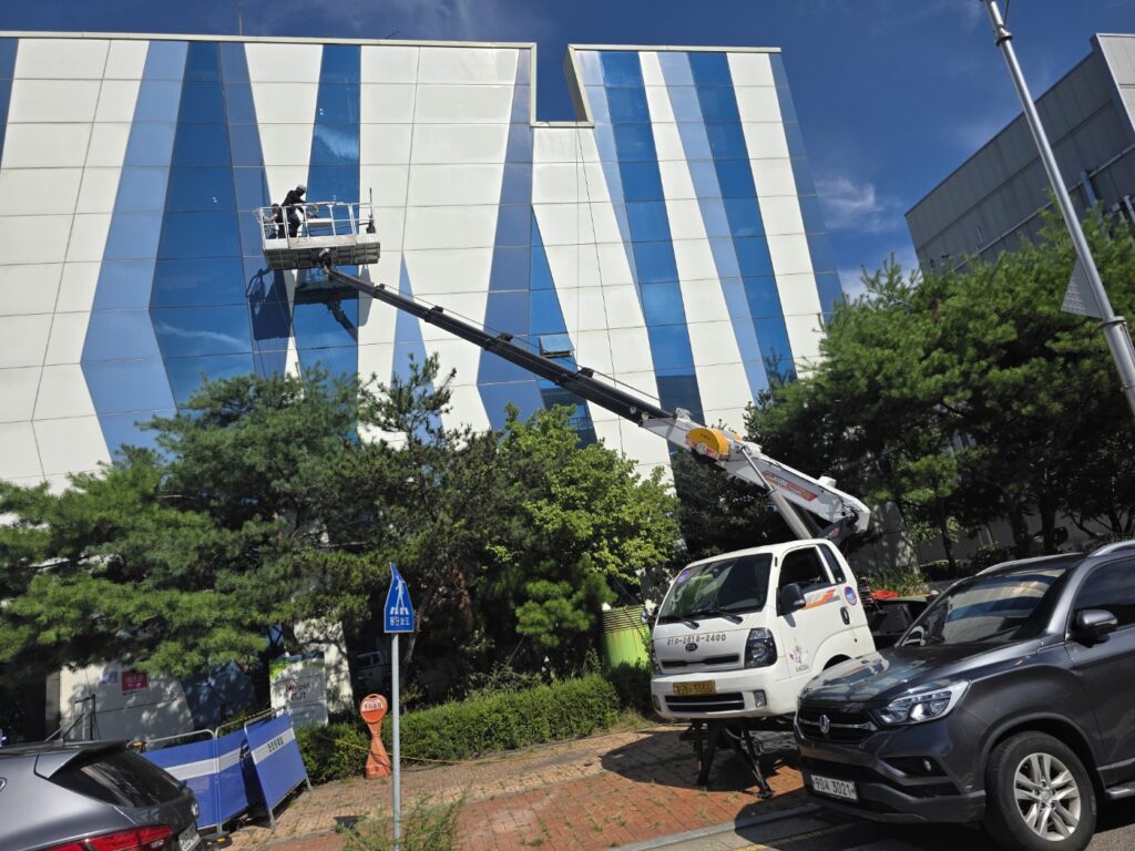 송도 국제도시 회사 건물 외벽 청소 후기 – 클린뷰 코리아 전문 로프고소작업 서비스