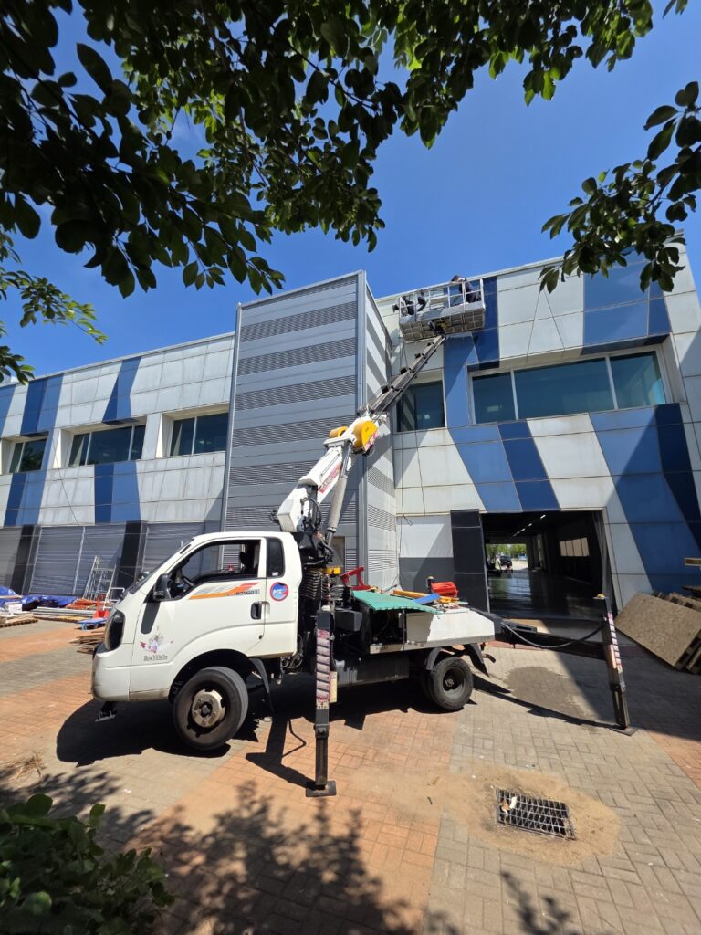 송도 국제도시 회사 건물 외벽 청소 후기 – 클린뷰 코리아 전문 로프고소작업 서비스